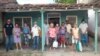 Un grupo de ancianos en Falcón, Villa Clara, recibiendo ayuda de exiliados cubanos, una iniciativa de la cubano-siria emigrada, Nayua Haddad.