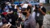 Yunior García habla con la prensa tras citación en la Fiscalía Provincial de La Habana. (AP/Ramón Espinosa)