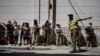 Un soldado organiza una cola para comprar alimentos en La Habana. REUTERS/Alexandre Meneghini