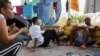 Cubanos acampan en las cercanías del Puente Internacional Brownsville-Matamoros.