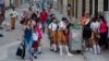 Estudiantes en sus uniformes en una calle de La Habana. (Archivo)
