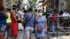 La policía intenta controlar una fila para comprar alimentos en una tienda de La Habana. (ADALBERTO ROQUE/AFP)
