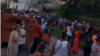 Una cola al amanecer en plena propagación de la pandemia.