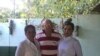 Saylí Navarro (derecha) junto a sus padres Sonia y Félix (Foto cortesía de la activista).