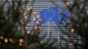 Banderas de la Unión de la Unión Europea ondean frente a la sede de la organización en Bruselas, Bélgica. (Kenzo TRIBOUILLARD / AFP)
