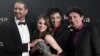 El director Alejandro Brugués (i) y actores Alexis Díaz (d), Jazz Vilá (2d), y Andrea Duro (2i) posan con el Goya a la mejor película iberoamericana, por "Juan de los Muertos", premiada en la gala de la XXVII edición de los premios Goya