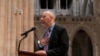 Elisha Wiesel en la Catedral Nacional de Washington, en la presentación de una escultura del sobreviviente del Holocausto y Premio Nobel de la Paz, Elie Wiesel, el 12 de octubre de 2021. (AP/Gemunu Amarasinghe).