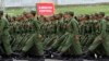 Soldados cubanos en un desfile militar en 2004.