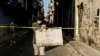 Un barrio aislado en La Habana por casos de COVID-19. (YAMIL LAGE / AFP)