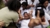 Fuerzas del régimen reprimen a las Damas de Blanco el 20 de marzo de 2016 en La Habana. REUTERS/Ueslei Marcelino.