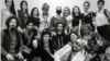 El rapero El Osorbo, al centro en el piso, rodeado de artistas e intelectuales del Movimiento San Isidro y del 27N.