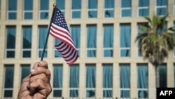 Una bandera de EEUU frente al edificio de la embajada de EEUU en La Habana/