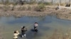 Migrantes cruzan el Río Bravo en las inmediaciones de Ciudad Juárez, Chihuahua. La mayoría de los cubanos llega a los Estados Unidos a través de puntos de la frontera mexicana.