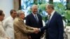 Sergei Lavrov (der.) saluda a Raúl Castro, a Miguel Díaz-Canel y a Bruno Rodríguez, el 20 de abril de 2023, en el Palacio de la Revolución en La Habana. Russian Foreign Ministry/Handout via REUTERS.