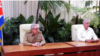 Díaz Canel da lectura a la entrada del "ordenamiento" bajo la mirada de Raúl Castro