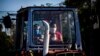 Una familia se traslada en un tractor en las afueras de La Habana, en medio de la crisis sanitaria por el coronavirus. (AP/Ramón Espinosa)