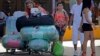 Cubanos residentes en EEUU arriban cargados de equipaje al aeropuerto de La Habana. (Archivo)