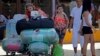 Cubanos residentes en EEUU arriban cargados de equipaje al aeropuerto de La Habana. (Archivo)