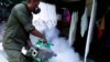 Un soldado fumiga en una vivienda de La Habana como parte de la campaña contra el virus del zika y otras enfermedades transmitidas por el mosquito aedes aegypti.