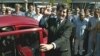Oswaldo Payá hace la "L" de liberación tras su arribo al aeropuerto Jose Martí de La Habana, el 2 de febrero de 2003, tras un viaje a Europa para recibir el premio Sájarov.