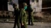 Miembros del ejército cubano desinfectan una calle en La Habana el 15 de abril del 2020.