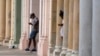 Cubanos con sus teléfonos celulares en La Habana, Cuba, el martes 14 de julio de 2021.
