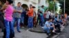 Así eran las colas en las tiendas abiertas para la venta de electrodomésticos en dólares, el 28 de octubre de 2019. (Alexandre Meneghini/Reuters).