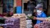 Cubanos en un mercado en La Habana