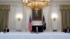El presidente Joe Biden en reunión con líderes cubanoamericanos en la Casa Blanca el 30 de julio de 2021. Junto a Biden el asesor de seguridad nacional, Jake Sullivan (izq.) y Cedric Richmond (der.) (Foto AP / Susan Walsh).