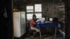 FOTO ARCHIVO. Una señora escoge arroz en su casa en El Caney, Santiago de Cuba. El arroz es un componente fundamental en la dieta de los cubanos.