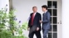 FOTO ARCHIVO. Donald Trump y el primer ministro canadiense, Justin Trudeau, en la Oficina Oval de la Casa Blanca en Washington, DC, el 11 de octubre de 2017.