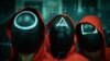 Actores enmascarados en Milán, al estilo de "Squid Game" o "Juego del Calamar". (Piero CRUCIATTI / AFP).