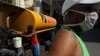 Cubanos almacenan agua en La Habana en medio de la crisis por el coronavirus. Las autoridades están amenazando y multando a miembros de la sociedad civil que reporten sobre la situación de la pandemia en la isla.