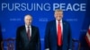 Vladimir Putin y Donald Trump posan en Alaska ante el rótulo "En busca de la Paz".