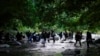 Migrantes en el río Acandí, en Colombia, en su ruta hasta Panamá por la Selva del Darién. AP Photo/Fernando Vergara)