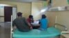 En las salas de pediatría faltan cunas para los niños pequeños.