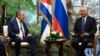 El canciller ruso Sergéui Lavrov y el dictador cubano, Miguel Díaz-Canel el 20 de abril de 2023 en La Habana. (Reuters via Third Party).