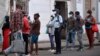 Cubanos compran comida en La Habana en medio de severa crisis de alimentos y medicinas.