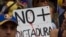 Un grupo de personas participa en una manifestación contra el Gobierno nacional, en Caracas.