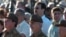 Raúl Castro con su hijo y nieto al fondo.