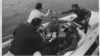 Raúl Castro levanta copa con Brezhnev y su hermano, Fidel Castro, en un yate en La Habana. Enero 1975.