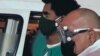 El artista Luis Manuel Otero Alcántara es conducido al hospital tras varios días en huelga de hambre y sed, según un video de la televisión estatal.