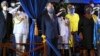 El Príncipe Carlos de Gran Bretaña (centro), junto a la Primera Ministra de Barbados, Mia Mottle (der) y el ex jugador de críquet Garfield Sobers (izq), en la Ceremonia de Inauguración Presidencial de la mandataria Sandra Mason.