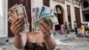 Pesos cubanos (CUP) a la izquierda y CUC a la derecha.