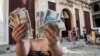 Pesos cubanos (CUP) a la izquierda y CUC a la derecha.