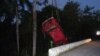 Un automóvil es rescatado al caer del puente La Palmiche, Km 41, carretera a Puerto Esperanza, Pinar Del Río, según informó la prensa local el 6 de junio de 2019.