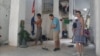 Miembros del Movimiento San Isidro dentro de la sede en la calle Damas de La Habana Vieja.
