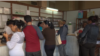 Imagen de farmacias vacías y largas colas de personas en busca de medicinas.