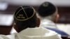 Miembros de la comunidad judía atienden el servicio religioso en la Sinagoga Adath Israel, en La Habana. (REUTERS/Claudia Daut/Archivo)