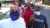 José Díaz Silva, al frente con pañuelo azul, junto a otros opositores de su movimiento.